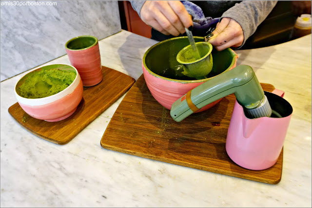 Preparación del Matcha en Cha Cha Matcha, Nueva York