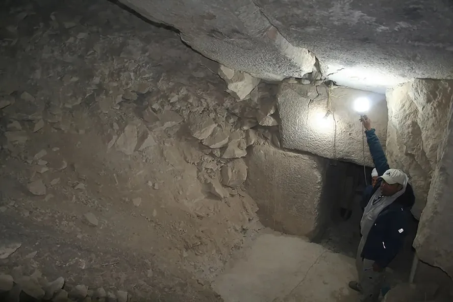 Arqueólogo Mohamed Khaled em uma câmara escondida da pirâmide de Sahura | Crédito da foto: Egyptian Ministry of Tourism & Antiquities/Lutz Ziegler