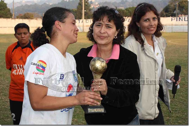 dama de la cancha Evelyn Toledo comunicaciones grupo 1