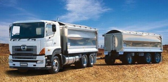 mobil truk dam White and Blue Hino Heavy 