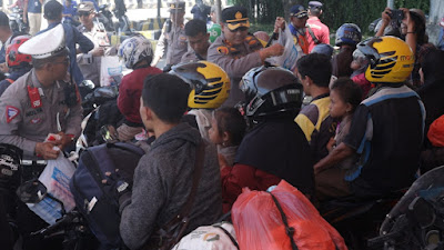 Polres Lampung Selatan Bagikan Minuman Gratis Untuk Pemudik Arus Balik