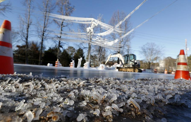 Dos muertos, miles sin electricidad y vuelos cancelados en EEUU por tormenta