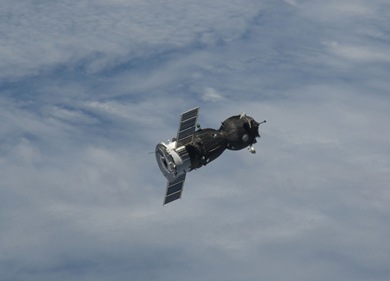 Nave durante a manobra de aproximação do complexo(Foto: NASA)