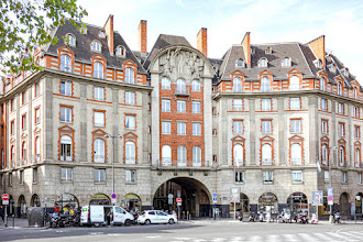 Paris : Carrefour Curie, un ensemble architectural d'inspiration Louis XIII, quai de Conti, dans le prolongement du Pont Neuf - VIème