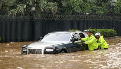 Achicando agua del Rolls-Royce Ghost Yakarta Bailing water