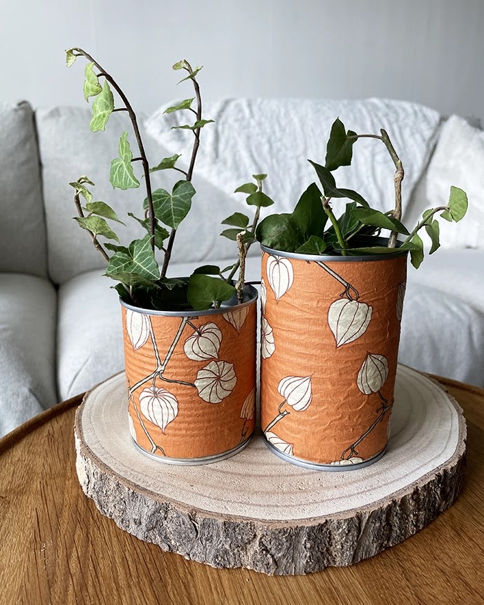 Servettdecoupage på tomma konservburkar