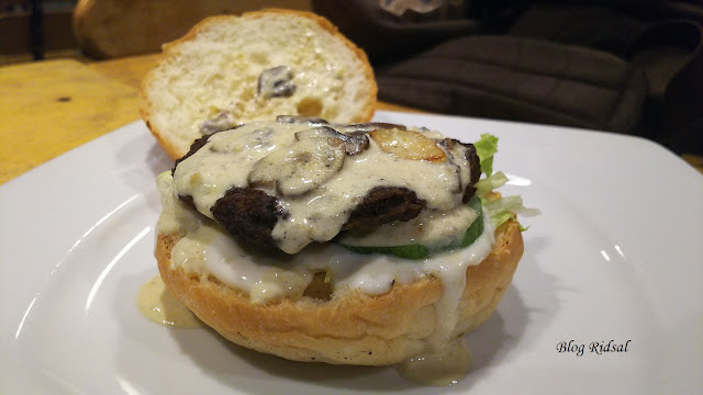 Gaboh Burger: Sensasi Menikmati Burger dengan Saus Jamur - Burger