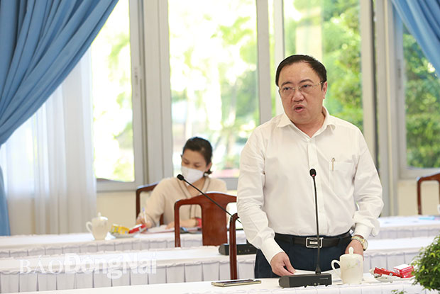 TS-BS Phan Huy Anh Vũ, Giám đốc Sở Y tế báo cáo tại cuộc họp.