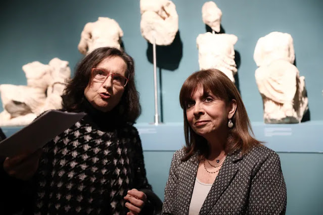 Η Προϊσταμένη της Εφορείας Αρχαιοτήτων Δυτικής Αττικής, Χριστίνα Μερκούρη, ξεναγεί την ΠτΔ στο Μουσείο