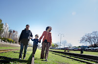 papá y mamá caminando junto a su hijo por la vía del tren. Foto de Cristian Moriñigo, de Positive