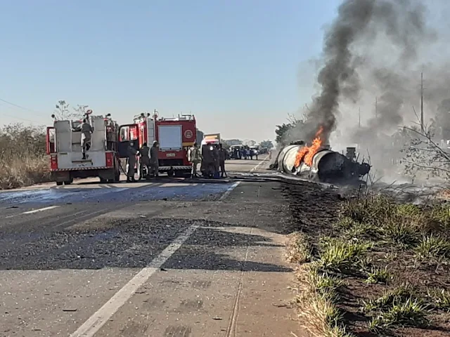 Colisão entre micro-ônibus e caminhão tanque deixa pelo menos 4 mortos em Rondônia