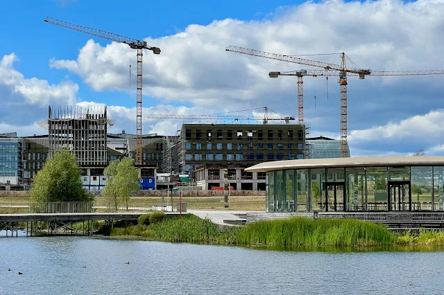 Инновационный центр Сколково, Центральный парк, Каскадный пруд, строящийся жилой комплекс «Лофт-квартал»