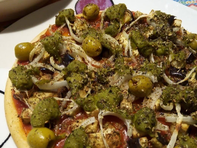 Fotografía de una pizza elaborada con ingredientes aptos para veganos