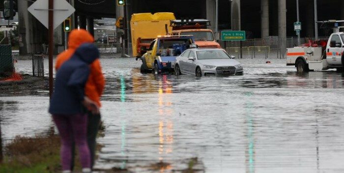 Al menos dos muertes y miles de hogares sin luz por tormenta en California