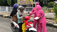 Bhayangkari Ranting Tanete Riattang Cabang Bone Berbagi Takjil 