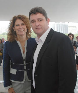 Prefeito Arlei com a presidente do INEA, Marilene Ramos, na solenidade de entrega dos veículos que serão usados para o licenciamento ambiental