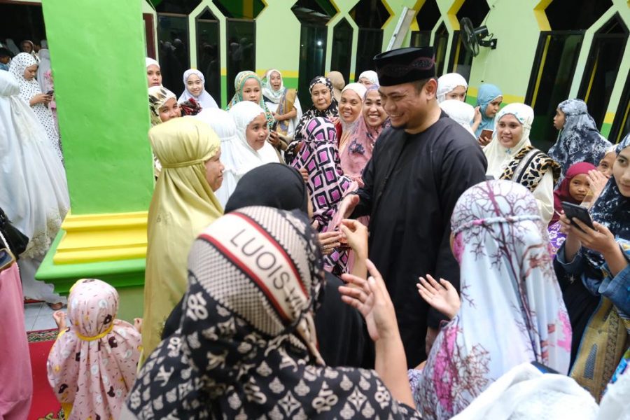 Tarawih di Bontonompo, Bupati Adnan Disambut Antusias Warga Setempat