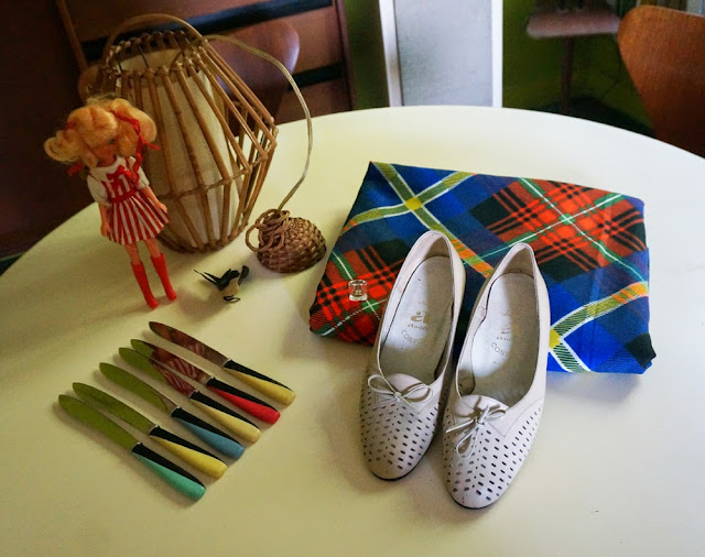 vintage car boot sale yard utensil formica granny chunky oxford shoes mod twiggy andre courreges bague ring hirondelle plastic swallow ornament plant fabric tissu carreaux plaid tartan bambou bamboo lamp tiki au pays de candy poupee doll annees 50 60 70 80 1950 1960 1970 1980 50s 60s 70s 80s mid century 