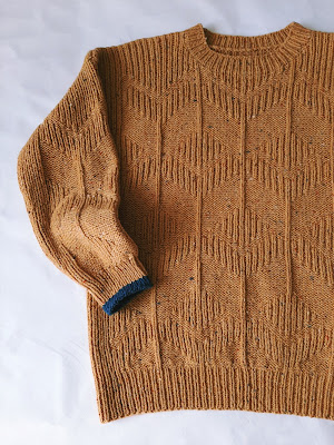 Женский вязаный свитер спицами с оригинальными рельефными узорами