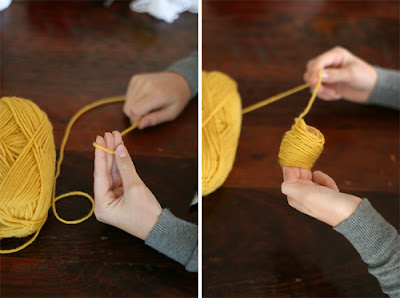 Marcador de página hecho con un pom-pom de lana