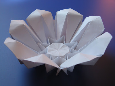 Origami Corolla (petali alzati) - (petals raised) by Francesco Guarnieri