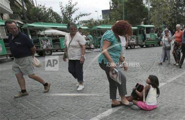Σάλος με τη γυναίκα που κλοτσά κοριτσάκι στην Ακρόπολη-Δείτε το γιατί