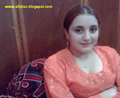 hot pakistani girl cleavage show