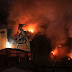Bombeiros combatem grande incêndio que completa 2 dias em Lima