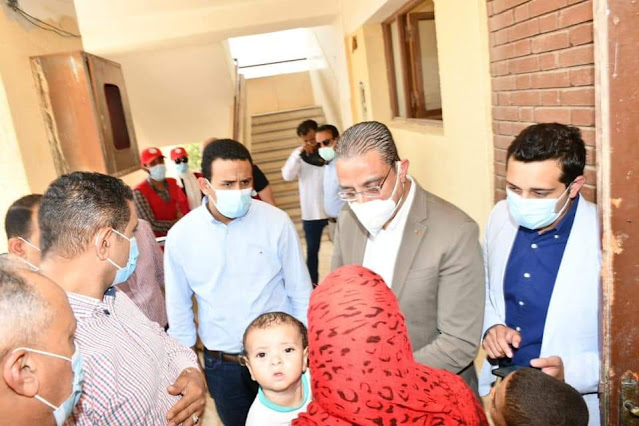 محافظ الفيوم يتفقد أعمال القافلة الطبية للهلال الأحمر المصري بقرية سيدنا الخضر