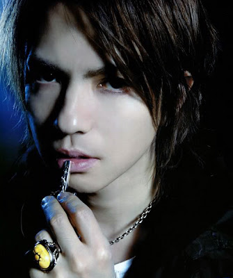 Hyde wearing Yellow Angel Heart Ring by Alex Streeter