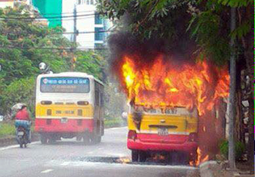 Cháy xe bus số 13 tại Lạc Long Quân