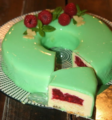 alt="entremet pistache framboise"