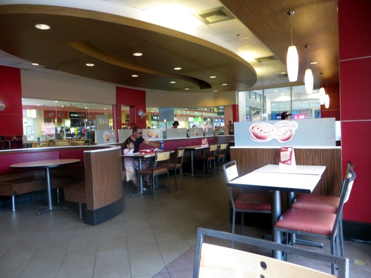 обеденный зал в KFC