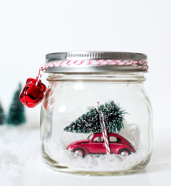 bola de nieve con un bonito coche dentro