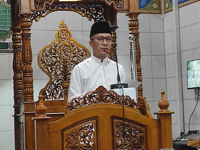 PJ Walikota Palembang Ratu Dewa Sholat Tarawih  di Masjid Al Jihad Srijaya