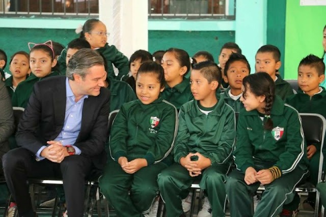 ’No a la Reforma Educativa’, le dice niño a Nuño; funcionario de la SEP trata de amedrentar a papá