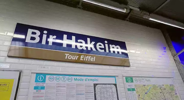 Estación Bir-Hakeim del Metro en la Torre Eiffel