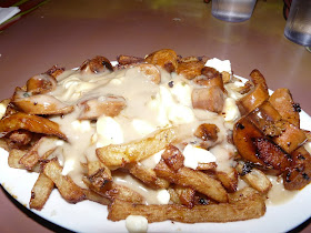 manger une poutine à La Banquise Montréal