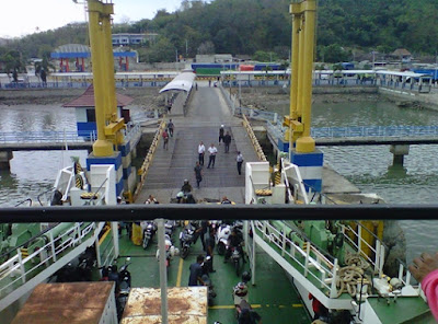 +Keindahan alam di pelabuhan lembar Pulau Lombok Barat