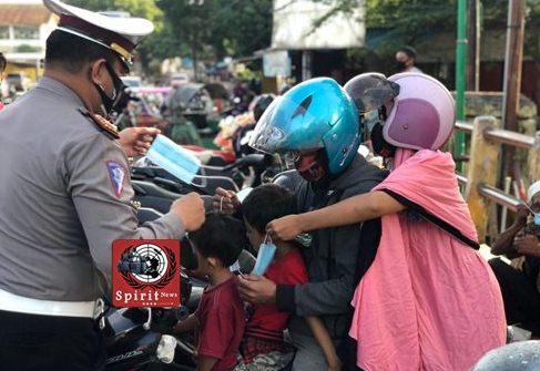 Antisipasi Penularan Virus Covid-19, Kasat Lantas Bone Bagi Bagi Masker dan Nasi Dos Pada Pengguna Jalan