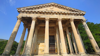 Imagen: Vista frontal de "El Partenon".