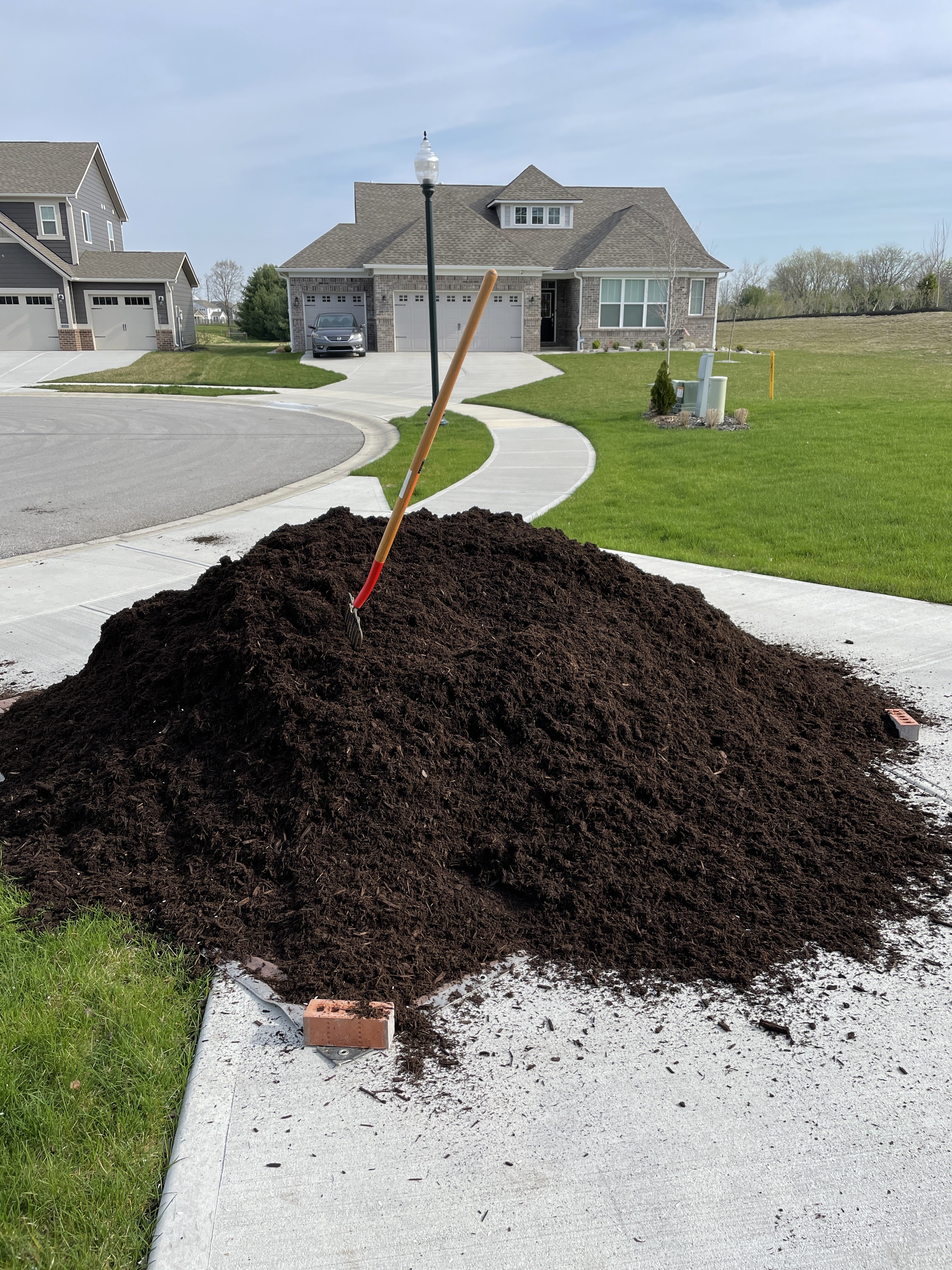 Image of 5 yards of mulch pile in driveway