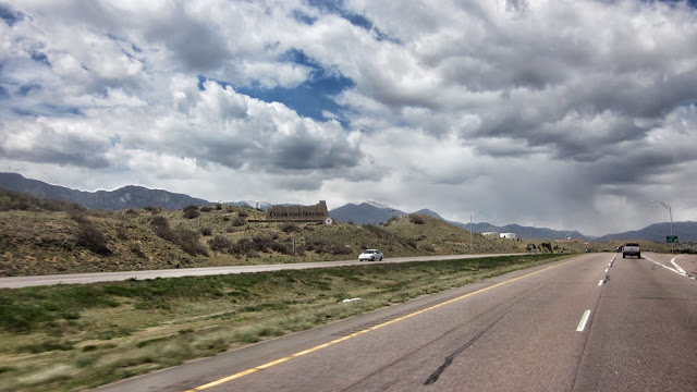 welcome to colorado springs sign