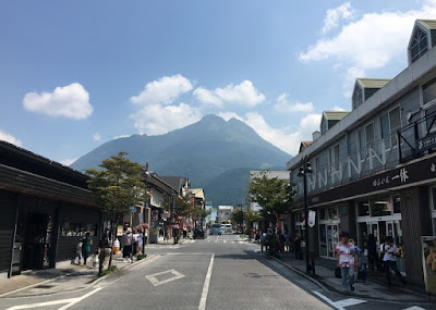 由布院駅前から見る由布岳