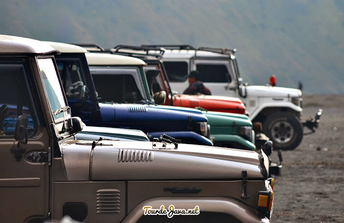 Jeep Bromo berderet di area parkir