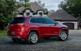 Rear 3/4 view of 2017 Jeep Cherokee Overland