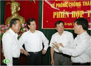 Thủ tướng Nguyễn Tấn Dũng trao đổi cùng các đại biểu dự phiên họp. 