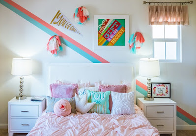 Teenage girl's bedroom decluttering