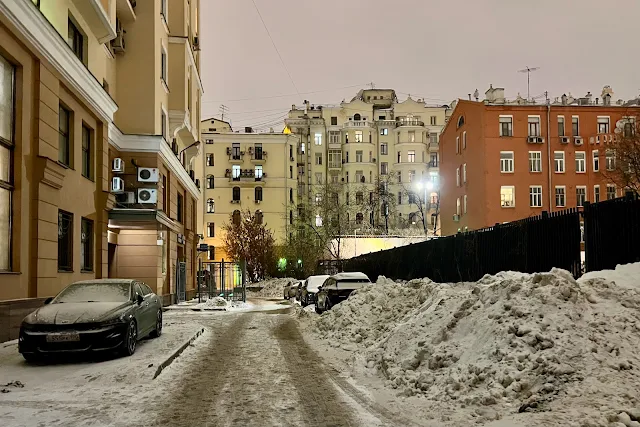 Тверская улица, Старопименовский переулок, дворы