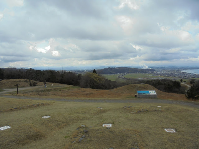 洞ノ原地区の西側丘陵からつぼかめ山を眺める